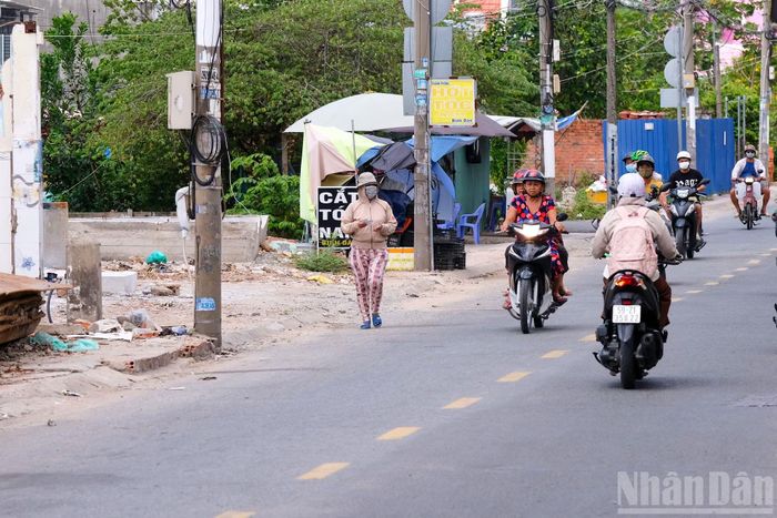 Hiện tại, đường Lê Văn Lương chỉ rộng 6-8m với 2 làn xe, không đủ đáp ứng nhu cầu giao thông ngày càng tăng. Tình trạng ùn tắc và ngập úng khi mưa lớn hoặc triều cường là vấn đề nhức nhối của người dân khu vực.