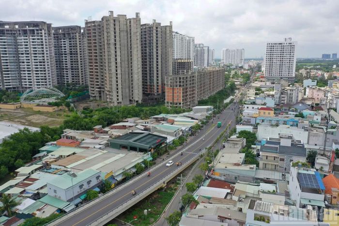 Đường Lê Văn Lương đi qua nhiều khu dân cư hiện hữu với nhà ở, chung cư và các công trình được xây dựng dày đặc. Vì vậy, công tác bồi thường, giải phóng mặt bằng dự kiến sẽ là một trong những nội dung trọng tâm khi triển khai dự án.