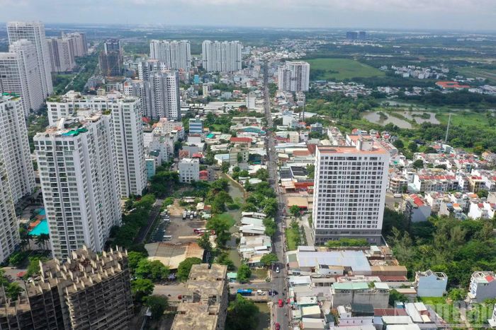 Đường Lê Văn Lương, tuyến giao thông quan trọng nối Thành phố Hồ Chí Minh với tỉnh Tây Ninh, được Sở Xây dựng Thành phố Hồ Chí Minh đề xuất nâng cấp, mở rộng với tổng mức đầu tư gần 9.900 tỷ đồng. Riêng kinh phí bồi thường, giải phóng mặt bằng ước hơn 6.500 tỷ đồng.