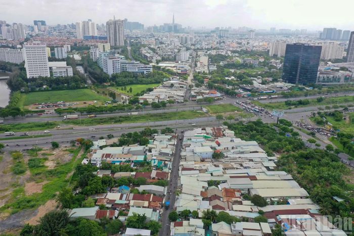 Đoạn đường Lê Văn Lương qua phường Tân Hưng có mật độ dân cư cao, nhà ở và các công trình dân sinh phân bố dày đặc dọc hai bên tuyến đường.