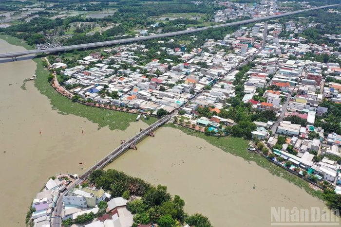 Cầu Rạch Dơi, nằm cuối đường Lê Văn Lương và giáp tỉnh Tây Ninh, được xây dựng trước năm 1975 và đã xuống cấp nghiêm trọng, với các trụ sắt rỉ sét và nhiều vị trí thủng lỗ, gây nguy hiểm cho người tham gia giao thông.