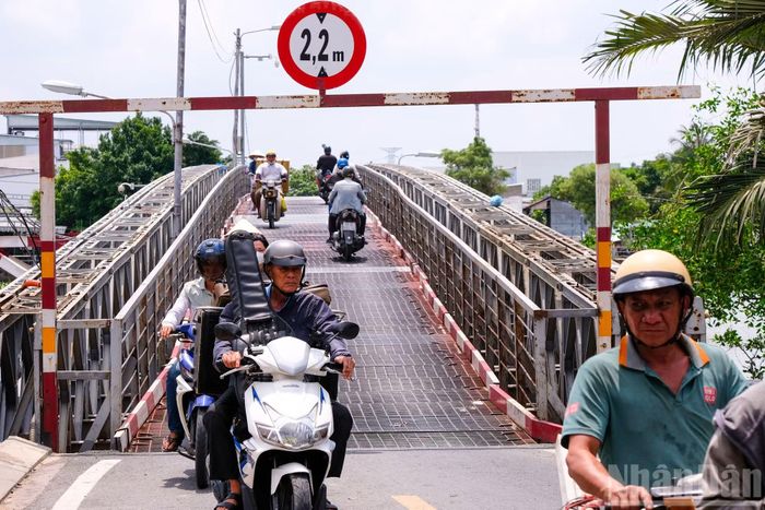Trước thực trạng cầu Rạch Tôm xuống cấp, người dân sinh sống trong khu vực mong dự án sớm được triển khai để bảo đảm an toàn giao thông. "Việc xây dựng cầu mới là mong mỏi của người dân suốt nhiều năm qua. Ai cũng phấn khởi vì việc đi lại sắp tới sẽ thuận tiện và an toàn hơn", người dân cho biết.