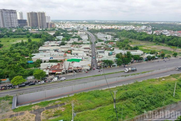 Theo đề xuất, đường Lê Văn Lương sẽ được mở rộng lên 30-40m. Đây là một trong những dự án hạ tầng trọng điểm nhằm giải quyết tình trạng ùn tắc giao thông và ngập úng thường xuyên xảy ra trên tuyến đường dài hơn 10km này.