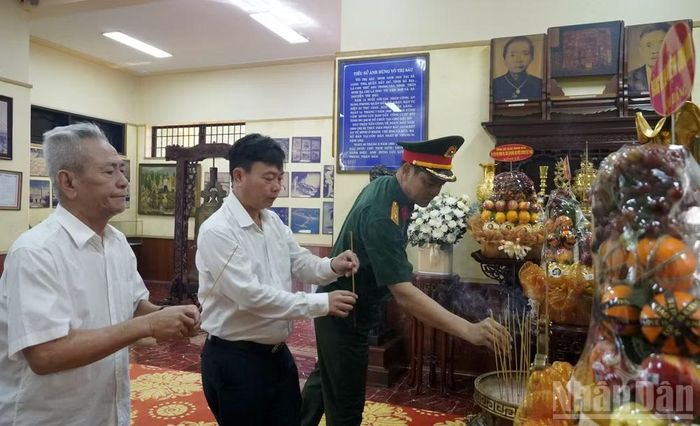 Quân và dân đến thắp hương tưởng nhớ, tri ân Anh hùng liệt sĩ Võ Thị Sáu sáng 19/7. (Ảnh: Lê Đình Thìn)