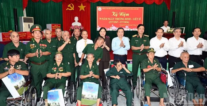 Chủ tịch Quốc hội Trần Thanh Mẫn tặng quà, hỏi thăm các thương binh, bệnh binh. (Ảnh: Lê Đình Thìn)