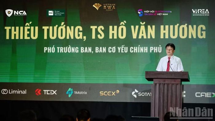 Thiếu tướng, Tiến sĩ Hồ Văn Hương, Phó Trưởng Ban, Ban Cơ yếu Chính phủ phát biểu khai mạc phiên thảo luận “Chìa khóa đột phá thanh khoản. (Ảnh: HNV)