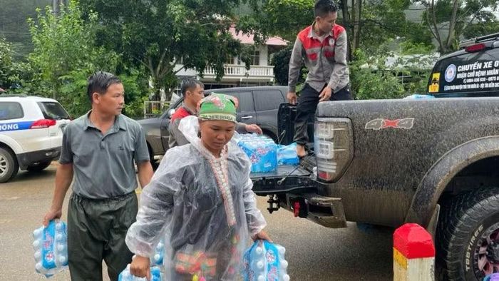 Nhóm thiện nguyện của Đội Cứu hộ cứu nạn 0 đồng Phú Thọ hỗ trợ bà con vùng lũ.