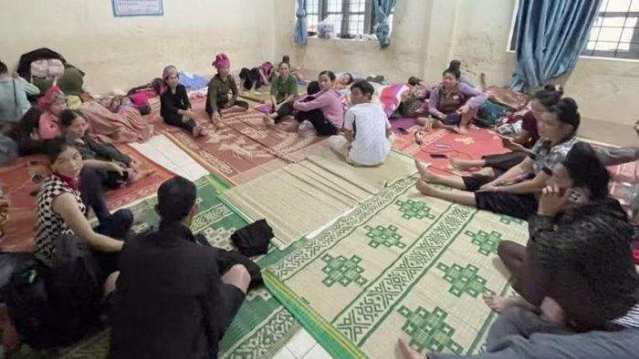 Người dân bị ảnh hưởng bởi mưa lũ di chuyển lên ở tạm tại Trường trung học cơ sở xã Pắc Ta.