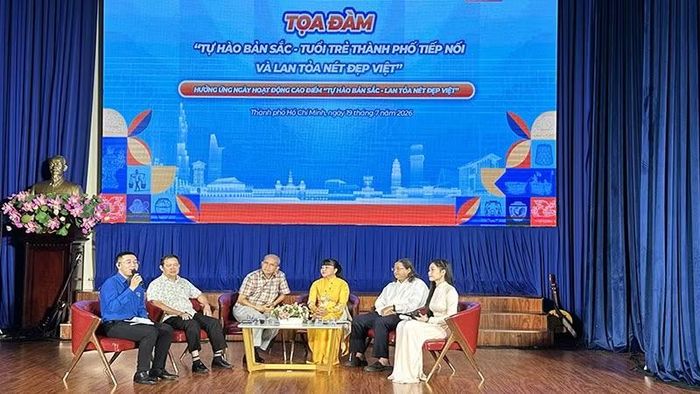 Các chuyên gia, nhà giáo và nghệ sĩ tham gia tọa đàm “Tự hào bản sắc-Tuổi trẻ thành phố tiếp nối và lan tỏa nét đẹp Việt”.