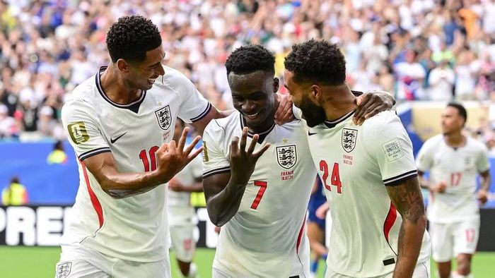Saka cùng các đồng đội ăn mừng cú hat-trick vào lưới đội tuyển Pháp. (Ảnh: THX/TTXVN)