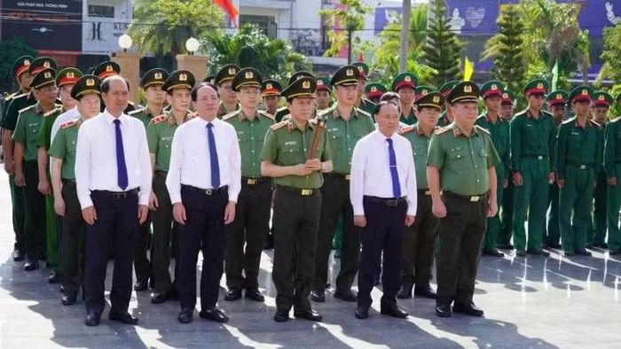 Đại tướng Lương Tam Quang (đứng giữa) cùng các lãnh đạo tỉnh Gia Lai dâng hương tưởng niệm các Anh hùng, liệt sĩ tại Nghĩa trang Liệt sĩ Quy Nhơn. (Ảnh: Nguyễn Hân)
