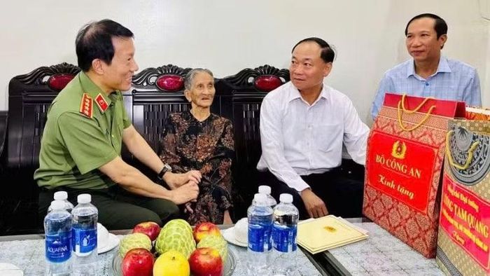 Đại tướng Lương Tam Quang (bìa trái) thăm hỏi sức khỏe Mẹ Việt Nam Anh hùng Nguyễn Thị Hiến (sinh năm 1930). (Ảnh: Nguyễn Hân)