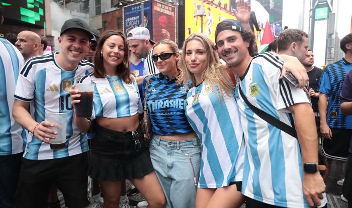 Hàng chục nghìn cổ động viên Argentina phủ kín Quảng trường Thời đại để cổ vũ cho đội nhà. (Ảnh: Thanh Tuấn - Phóng viên TTXVN tại Mỹ)