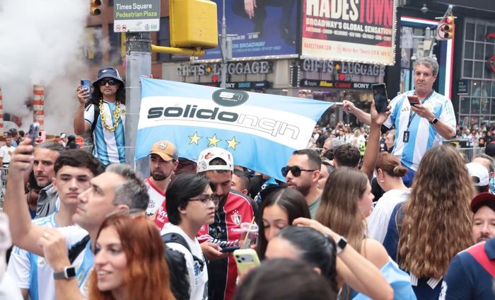 Hàng chục nghìn cổ động viên Argentina phủ kín Quảng trường Thời đại để cổ vũ cho đội nhà. (Ảnh: Thanh Tuấn - Phóng viên TTXVN tại Mỹ)