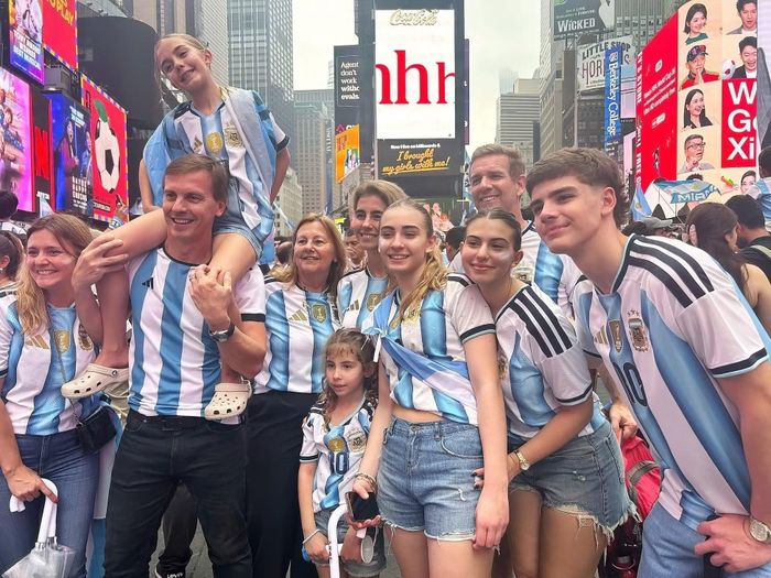 Cổ động viên Argentina đặt niềm tin trọn vẹn vào chiến thắng của đội nhà trong trận chung kết trước Tây Ban Nha. (Ảnh: Thanh Tuấn - Phóng viên TTXVN tại Mỹ)