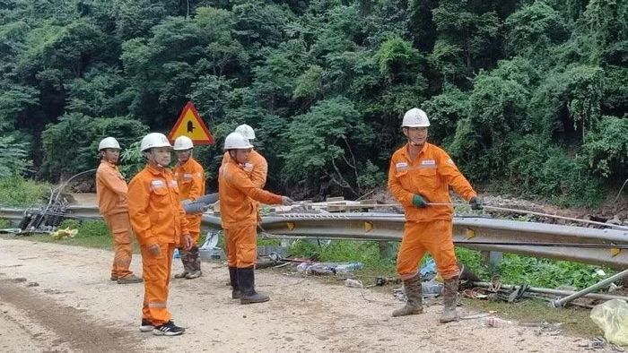 Dù thời tiết và địa hình bất lợi, tuy nhiên các cán bộ ngành điện vẫn nỗ lực khắc phục sự cố. (Ảnh: Điện lực Nghĩa Lộ)