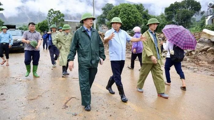Thứ trưởng Nguyễn Hoàng Hiệp cùng Lãnh đạo tỉnh Lai Châu kiểm tra công tác khắc phục hậu quả thiên tai tại xã Mường Than.
