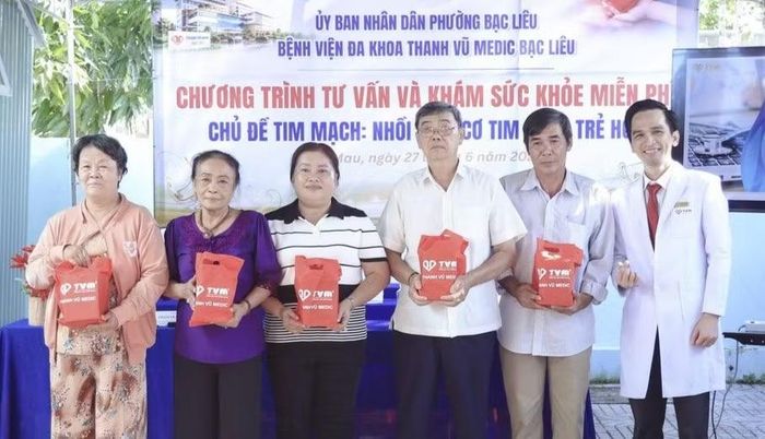 Nhiều người dân được Bệnh viện đa khoa Thanh Vũ khám sức khỏe miễn phí và tặng quà.