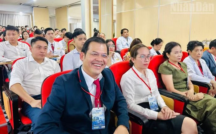 Thạc sĩ, bác sĩ Lâm Quốc Na (bìa trái), Phó Giám đốc kiêm Trưởng khoa Ngoại liên khoa Bệnh viện đa khoa Thanh Vũ Medic Bạc Liêu, là một trong lãnh đạo trẻ, có trình độ chuyên môn cao của bệnh viện, trách nhiệm cao, được nhiều cán bộ, nhân dân khen ngợi. (Ảnh: TRỌNG DUY)