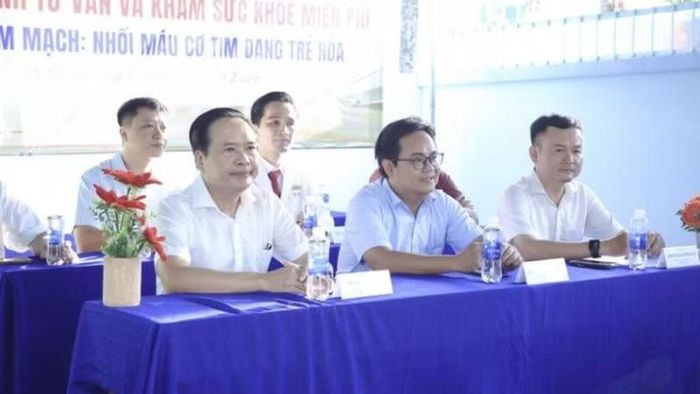 Lãnh đạo Đảng ủy, Ủy ban nhân dân phường Bạc Liêu và Bệnh viện đa khoa Thanh Vũ Medic Bạc Liêu tại buổi lễ ra mắt Chương trình tư vấn sức khỏe cộng đồng.