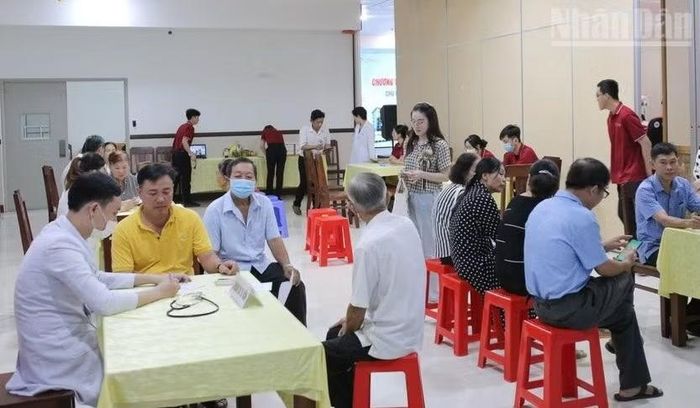 Nhiều người dân được tư vấn, khám bệnh miễn phí.