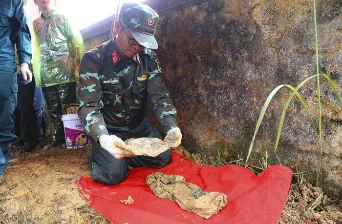 Trung tá Nguyễn Văn Ngọc, cán bộ Phòng Chính trị Bộ Chỉ huy quân sự tỉnh Điện Biên cẩn trọng tìm kiếm hài cốt và di vật của liệt sĩ.