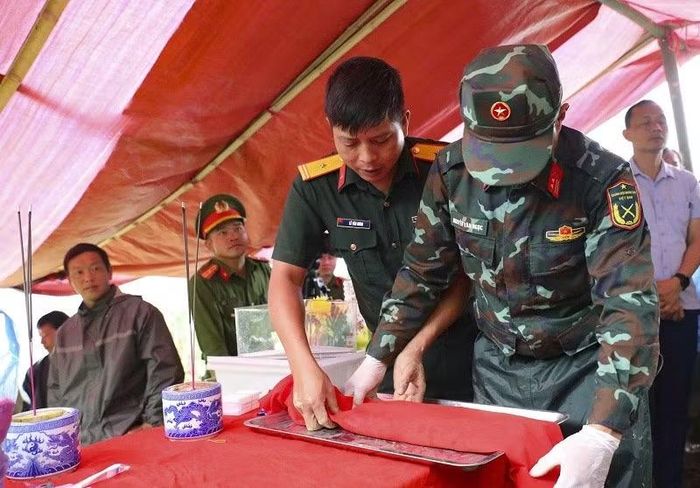 Cán bộ chiến sĩ Bộ Chỉ huy quân sự tỉnh Điện Biên cẩn thận lưu từng hài cốt liệt sĩ...