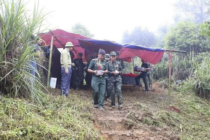 Tại độ cao hơn 1.500m so với mực nước biển, việc cất bốc hai phần mộ liệt sĩ hết sức khó khăn nhưng đều được thực hiện tỉ mẩn...