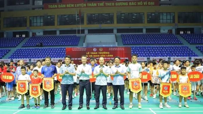 Lãnh đạo tỉnh Bắc Ninh chúc mừng, tặng cờ lưu niệm các đội tham dự giải.