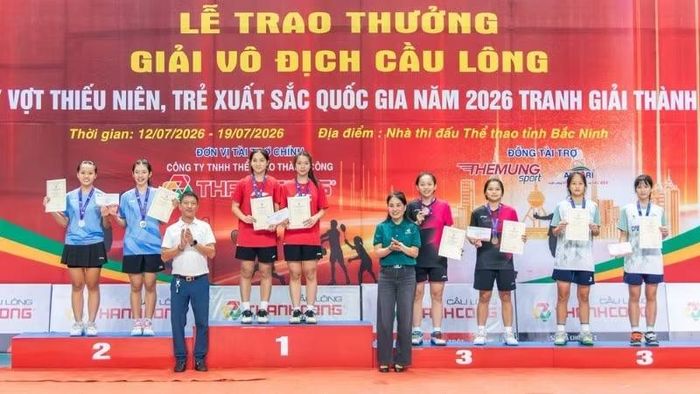 Cặp vận động viên Bắc Ninh trên bục nhận Huy chương Vàng nội dung đôi nữ U17.