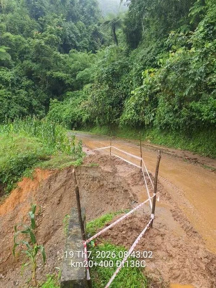 Sạt trượt phía ta-luy âm tuyến đường tỉnh 138 Lai Châu
