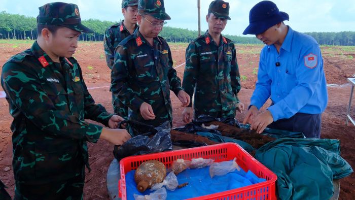 Đại tá Nguyễn Thanh Phong, Chính ủy Bộ Chỉ huy Quân sự, Phó Trưởng ban Thường trực Ban Chỉ đạo tìm kiếm, quy tập và xác định danh tính hài cốt liệt sĩ thành phố Đồng Nai đã đến hiện trường để chỉ đạo, động viên các lực lượng tìm kiếm hài cốt liệt sĩ.
