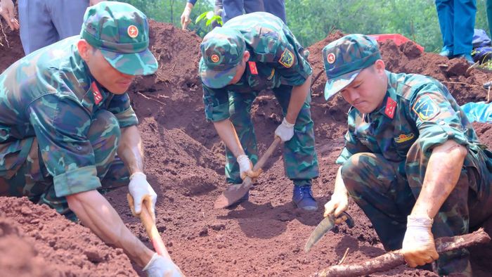 Các chiến sĩ Đội K72 cẩn trọng trong quy tập hài cốt liệt sĩ.
