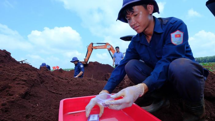 Công tác lấy mẫu phẩm được triển khai ngay tại khu vực tìm hài cốt liệt sĩ.