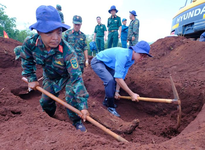 Các chiến sĩ Đội K72 thực hiện quy tập mộ liệt sĩ tại xã Minh Đức, thành phố Đồng Nai.