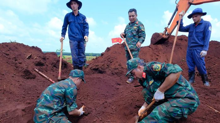 Niềm vui vỡ òa khi phát hiện phần mộ liệt sĩ thứ 7 tại xã Minh Đức, thành phố Đồng Nai.
