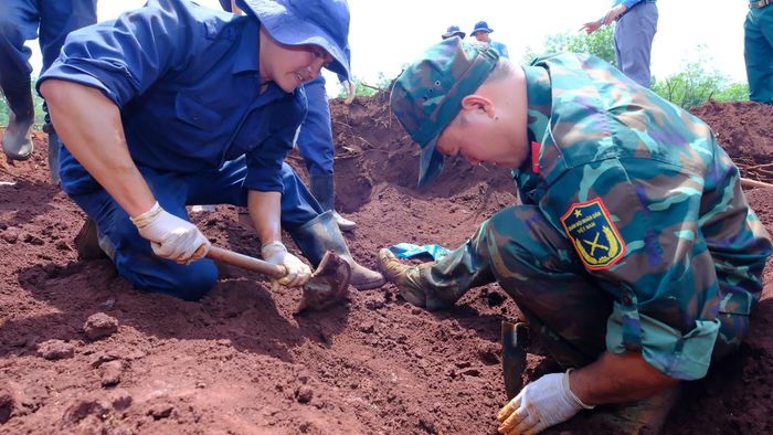 Các chiến sĩ Đội K72 làm việc dưới nắng gắt.