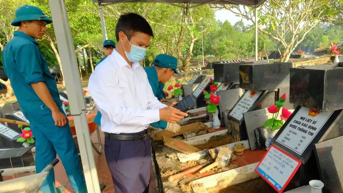 Các lực lượng tổ chức lấy mẫu giám định ADN tại Nghĩa trang Liệt sĩ Bình Phước.