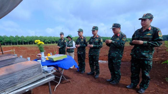 Lãnh đạo Bộ chỉ huy Quân sự thành phố Đồng Nai thắp hương tại vị trí có hài cốt liệt sĩ.