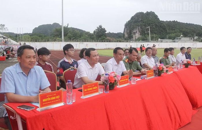 Dự lễ khai mạc giải bóng đá nữ vô địch U16 quốc gia năm 2026 có đồng chí Nguyễn Đình Việt, Chủ tịch Ủy ban nhân dân tỉnh Sơn La, các đồng chí trong Ban thường vụ Tỉnh ủy Sơn La và lãnh đạo các sở, ban, ngành của tỉnh Sơn La.