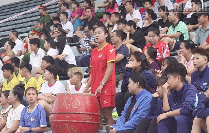 Các cổ động viên nhiệt tình cổ vũ cho cầu thủ hai đội Sơn La-Hà Nội tại trận đấu khai mạc.