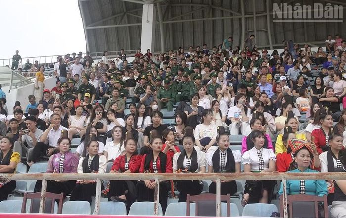 Đông đảo khán giả từ các xã, phường, các đơn vị của Sơn La đến cổ vũ cho các đội trong trận khai mạc.