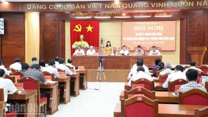 Phó Chủ tịch Thường trực Ủy ban nhân dân tỉnh Đắk Lắk Hồ Thị Nguyên Thảo tham gia ý kiến tại hội nghị.