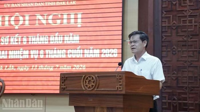 Giám đốc Sở Nội vụ tỉnh Đắk Lắk Trương Ngọc Tuấn báo cáo kết quả thực hiện nhiệm vụ 6 tháng đầu năm và triển khai nhiệm vụ 6 tháng cuối năm 2026 của Sở Nội vụ tỉnh Đắk Lắk.