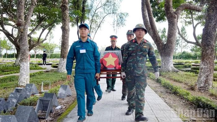 Lực lượng chức năng đưa hài cốt liệt sĩ đến khu vực lấy mẫu.