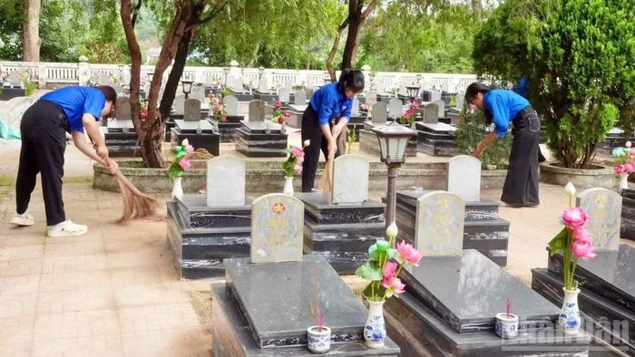 Tuổi trẻ Lâm Đồng luôn quan tâm chăm sóc các phần mộ liệt sĩ.