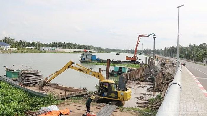 Xây kè sông thuộc dự án hạ tầng hồ chứa nước ngọt dọc bờ sông Láng Thé, xã Bình Phú, tỉnh Vĩnh Long.