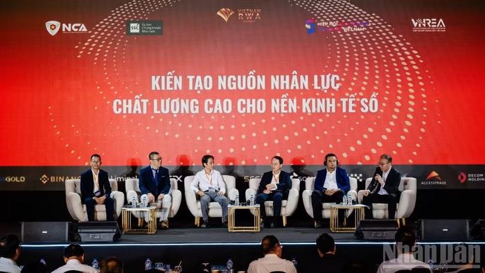 Đại diện giới chuyên gia, nhà trường và doanh nghiệp tại phiên “Kiến tạo nguồn nhân lực chất lượng cao cho nền kinh tế số”. (Ảnh: HNV)