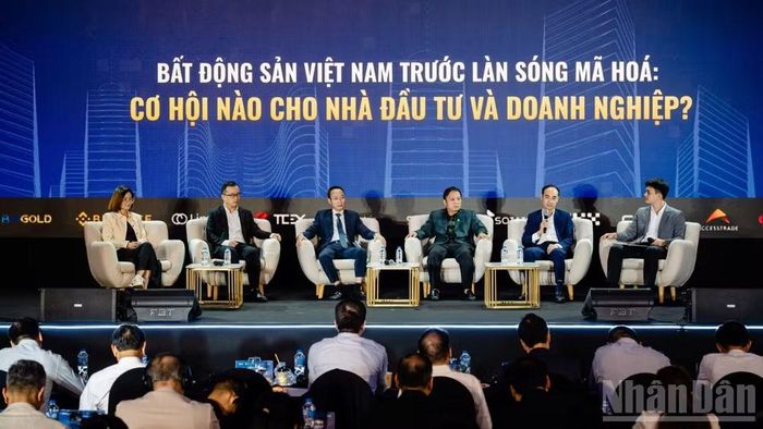 Đại diện doanh nghiệp và chuyên gia tại phiên “Bất động sản Việt Nam trước làn sóng mã hóa: Cơ hội nào cho nhà đầu tư và doanh nghiệp?”. (Ảnh: HNV)