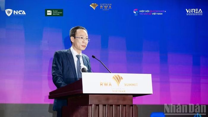 Nhà báo Phạm Nguyễn Toan, Phó Chủ tịch Hiệp hội Bất động sản Việt Nam, Tổng Biên tập Tạp chí Bất động sản Việt Nam phát biểu khai mạc phiên 3 Vietnam RWA Summit 2026 với chủ đề “Cơ hội dẫn đầu nền kinh tế 4.0”, diễn ra ngày 19/7/2026 tại Hà Nội. (Ảnh: HNV)